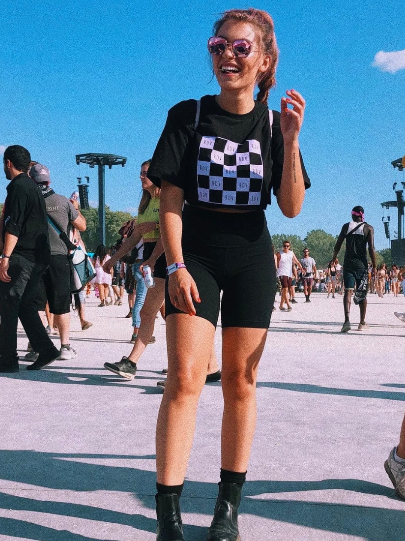 Cette coiffure est parfaite pour tes looks d'été