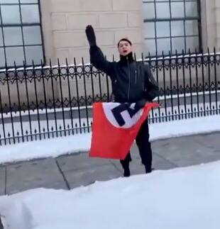 Drapeau raciste devant le Parlement: un Montr&eacute;alais de 34 ans accus&eacute; d&rsquo;incitation &agrave; la haine