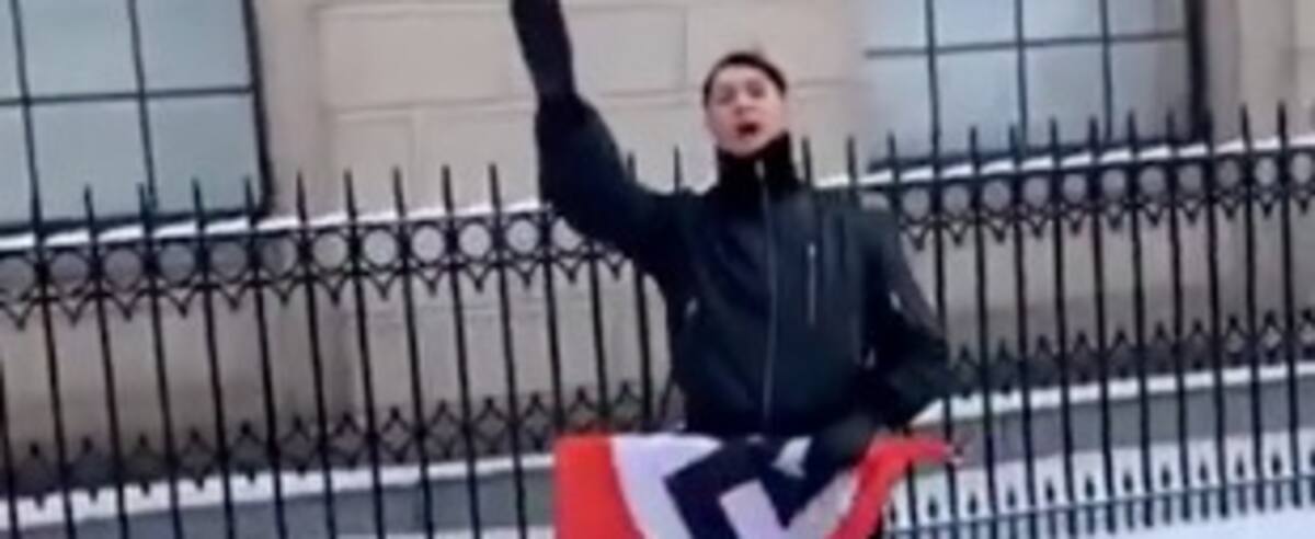 Drapeau raciste devant le Parlement: un Montréalais de 34 ans accusé d’incitation à la haine