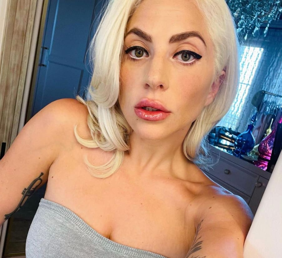 Lady Gaga est fabuleuse dans un mini bikini bleu