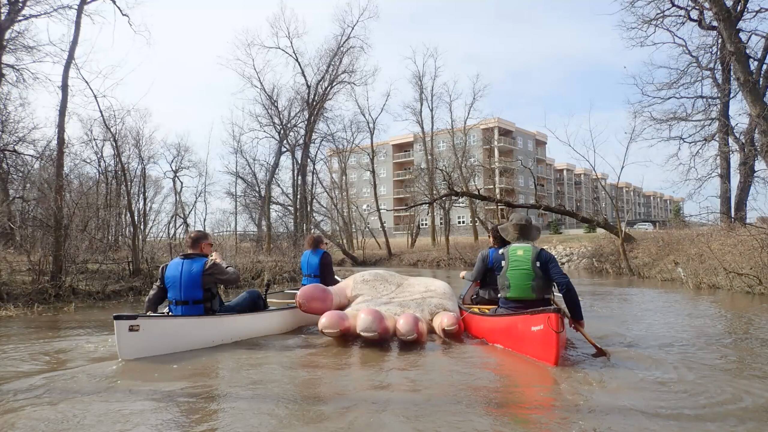 La statue d&rsquo;une main g&eacute;ante retrouv&eacute;e &agrave; Winnipeg