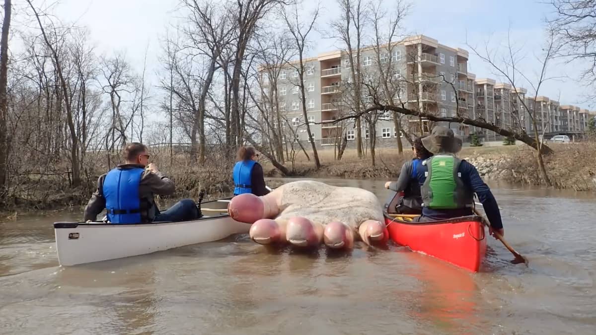 La statue d’une main géante retrouvée à Winnipeg