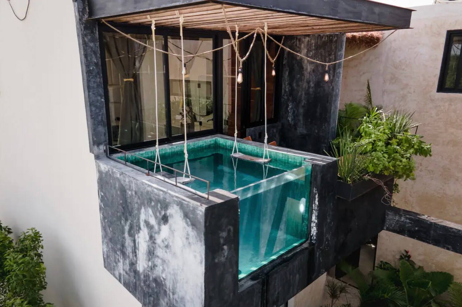 Un appartement avec une piscine suspendue à Tulum