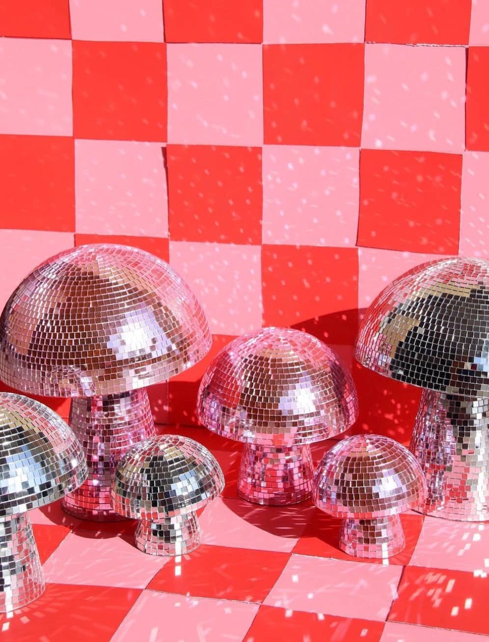 Un champignon-boule disco comme déco «funky»