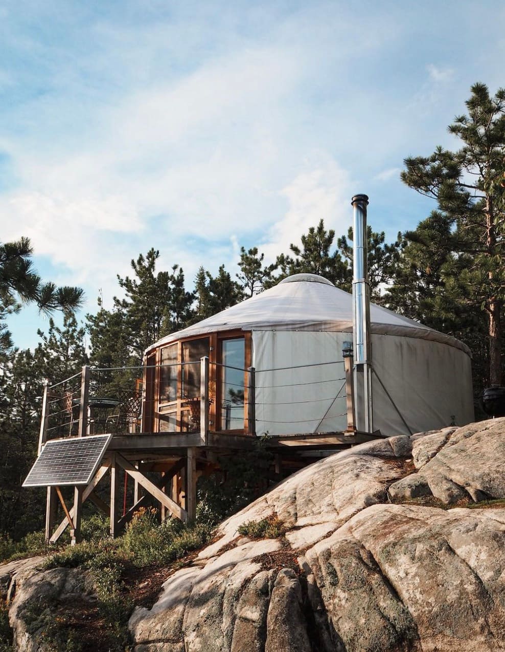 Des yourtes sur les falaises du fjord du Saguenay