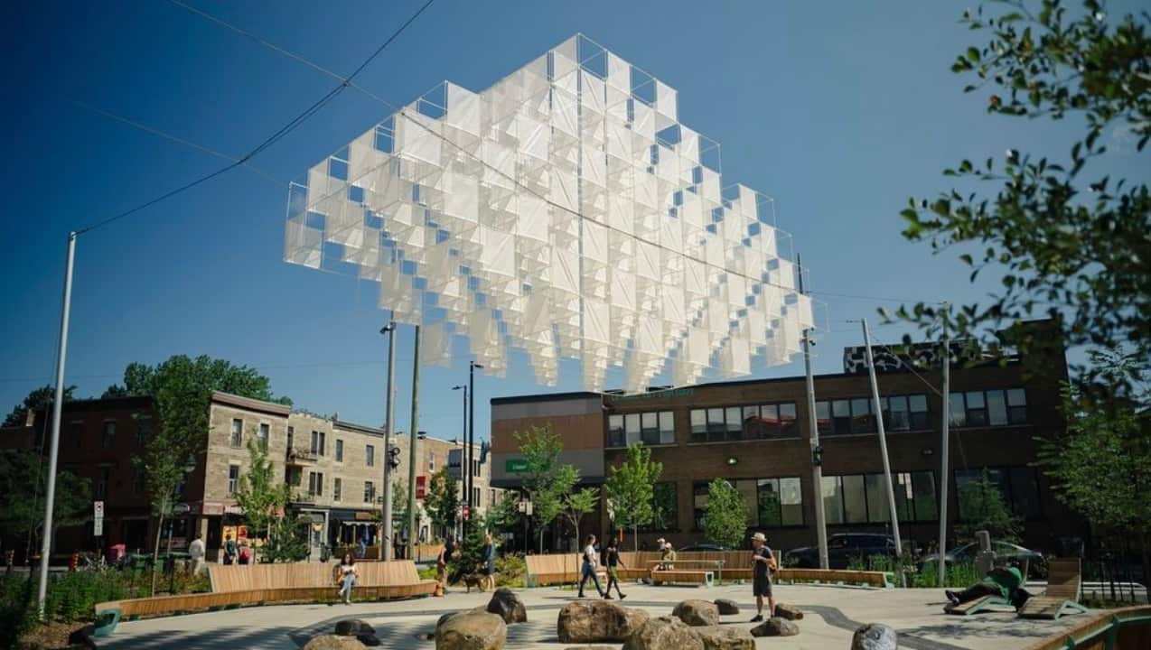 Une nouvelle œuvre suspendue complètement WOW