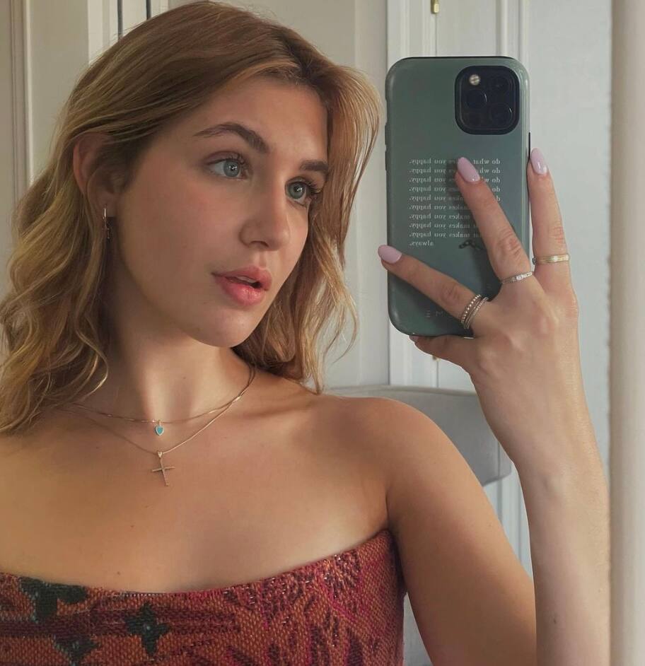 Sophie Nélisse adopte la tendance sexy de l’été