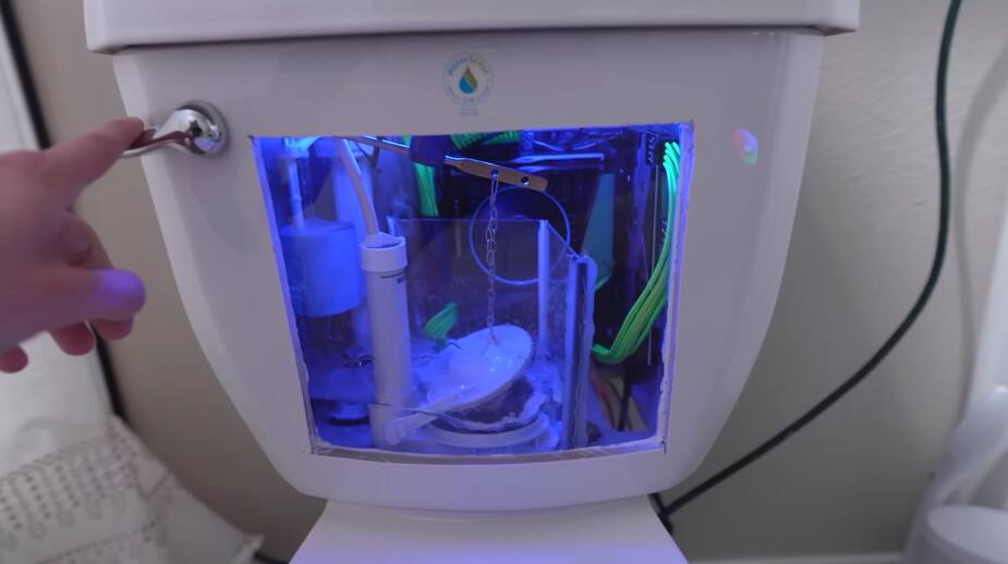 Image principale de l'article Un joueur installe un PC dans sa toilette