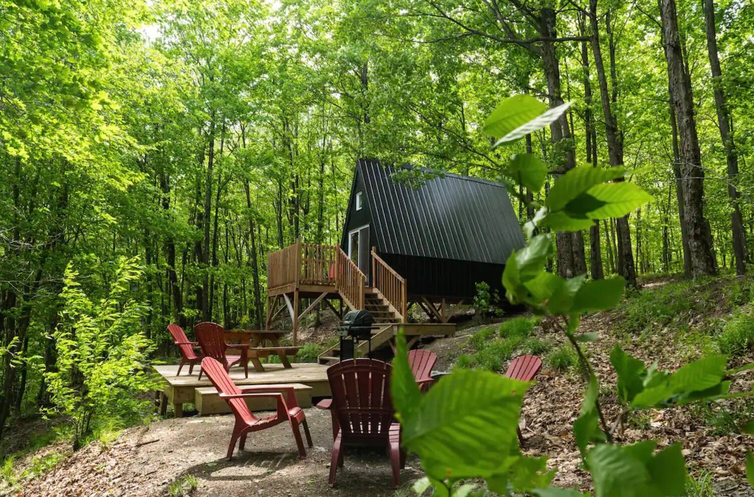 Un minichalet en «A» à l’intérieur rose à Hatley 