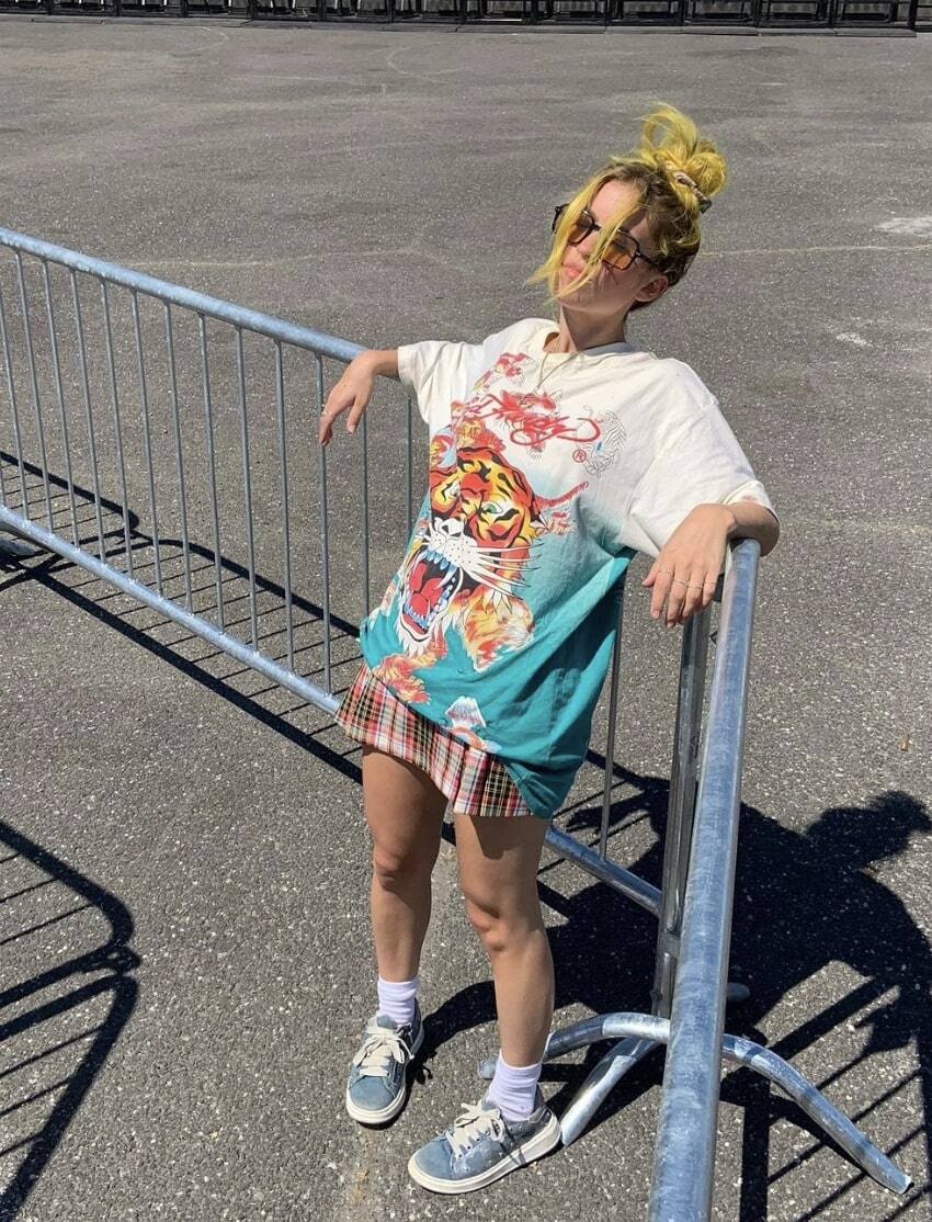 Claudia Bouvette pose seins nus sur Instagram