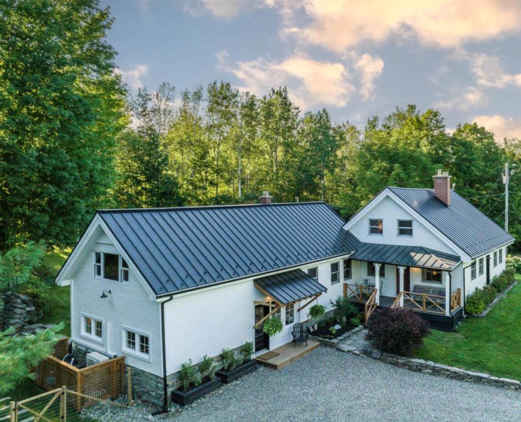 Une maison «farmhouse» éclectique à 1 588 000$