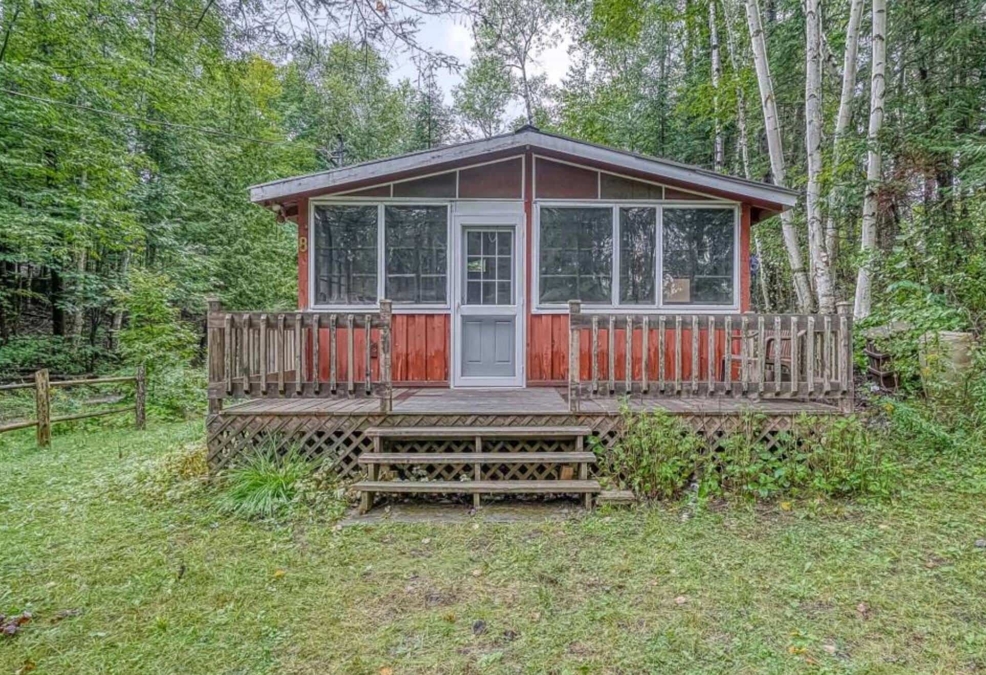 Un petit chalet avec plein de potentiel et un accès à l’eau à vendre