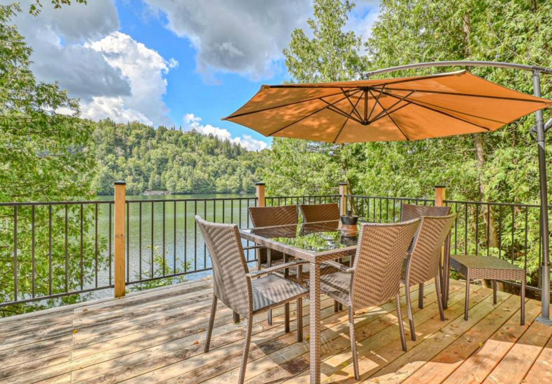 Un chalet en A sur le bord d’un lac à vendre pour 349 000 à Sainte