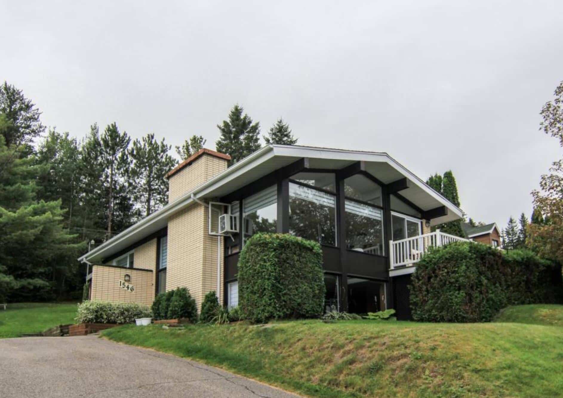 Une maison midcentury avec une touche moderne à vendre pour 325 000 à