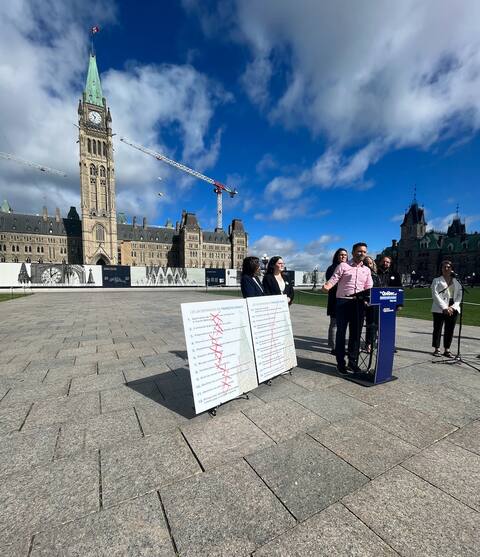 The PQ, QS and the PLQ denoncent the PDG anglophone de Couche-Tard