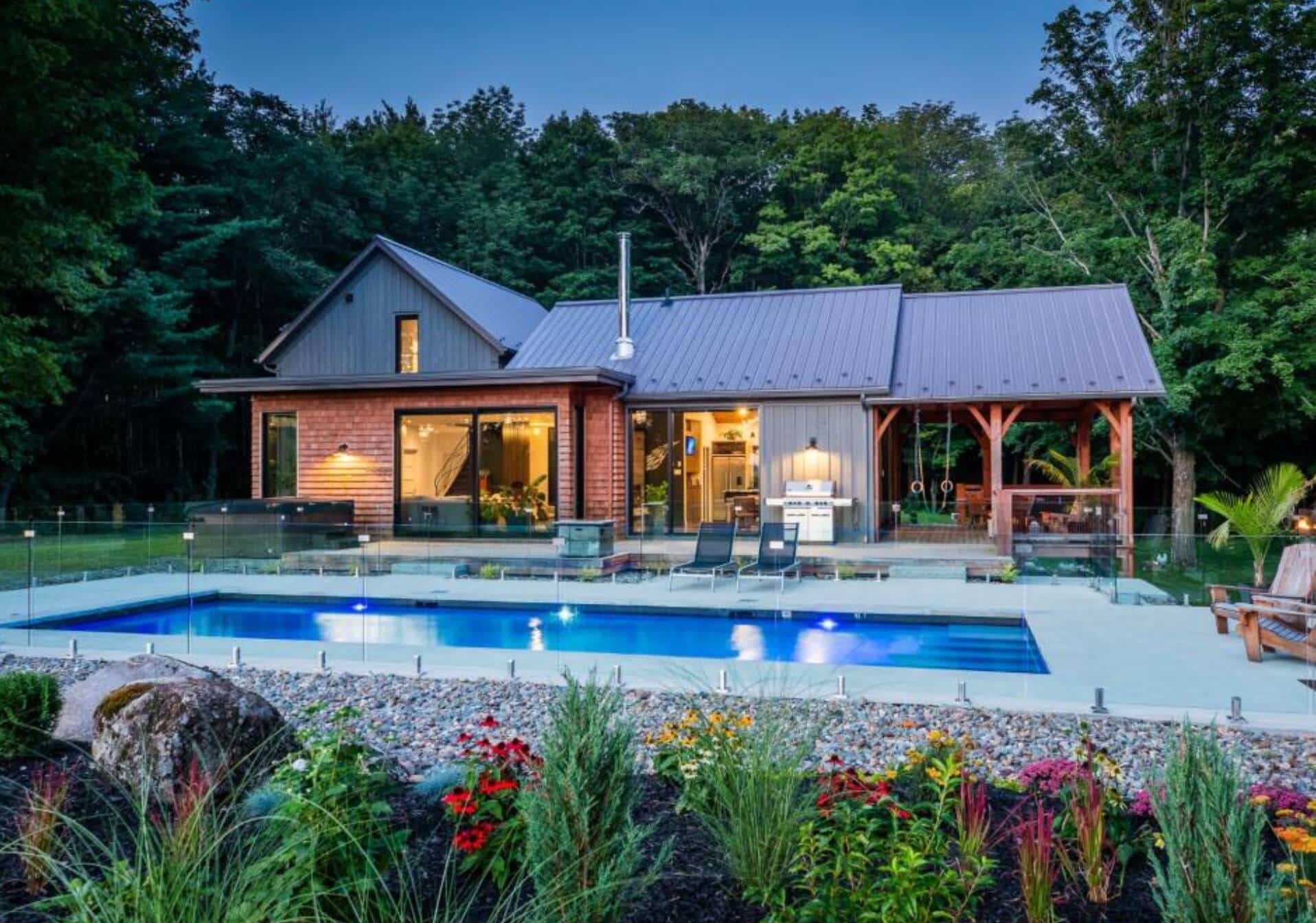 Une maison de rêve à vendre à LacBrome pour 2 375 000 Silo 57