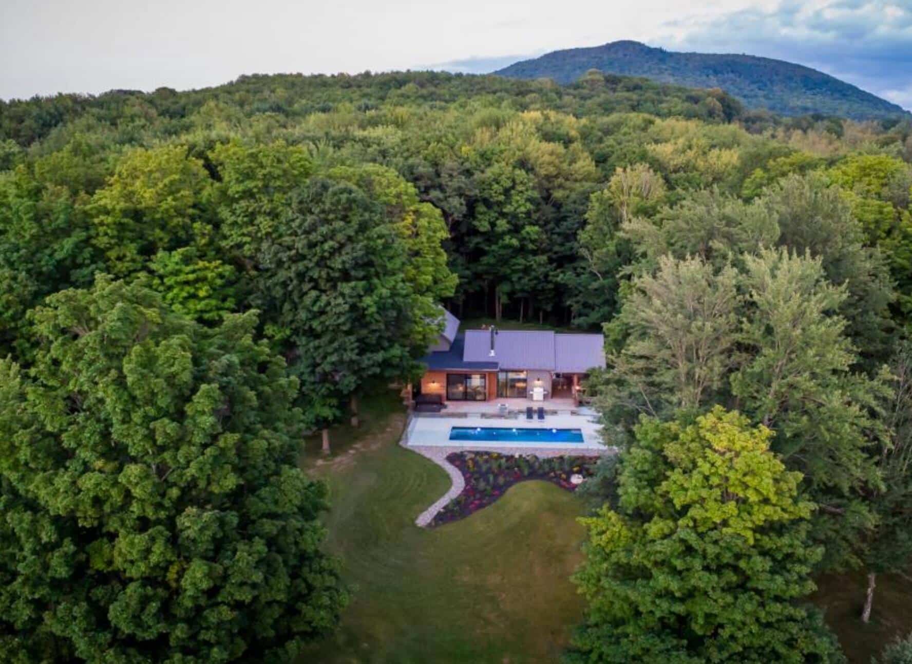 Une maison de rêve à vendre à LacBrome pour 2 375 000 Silo 57