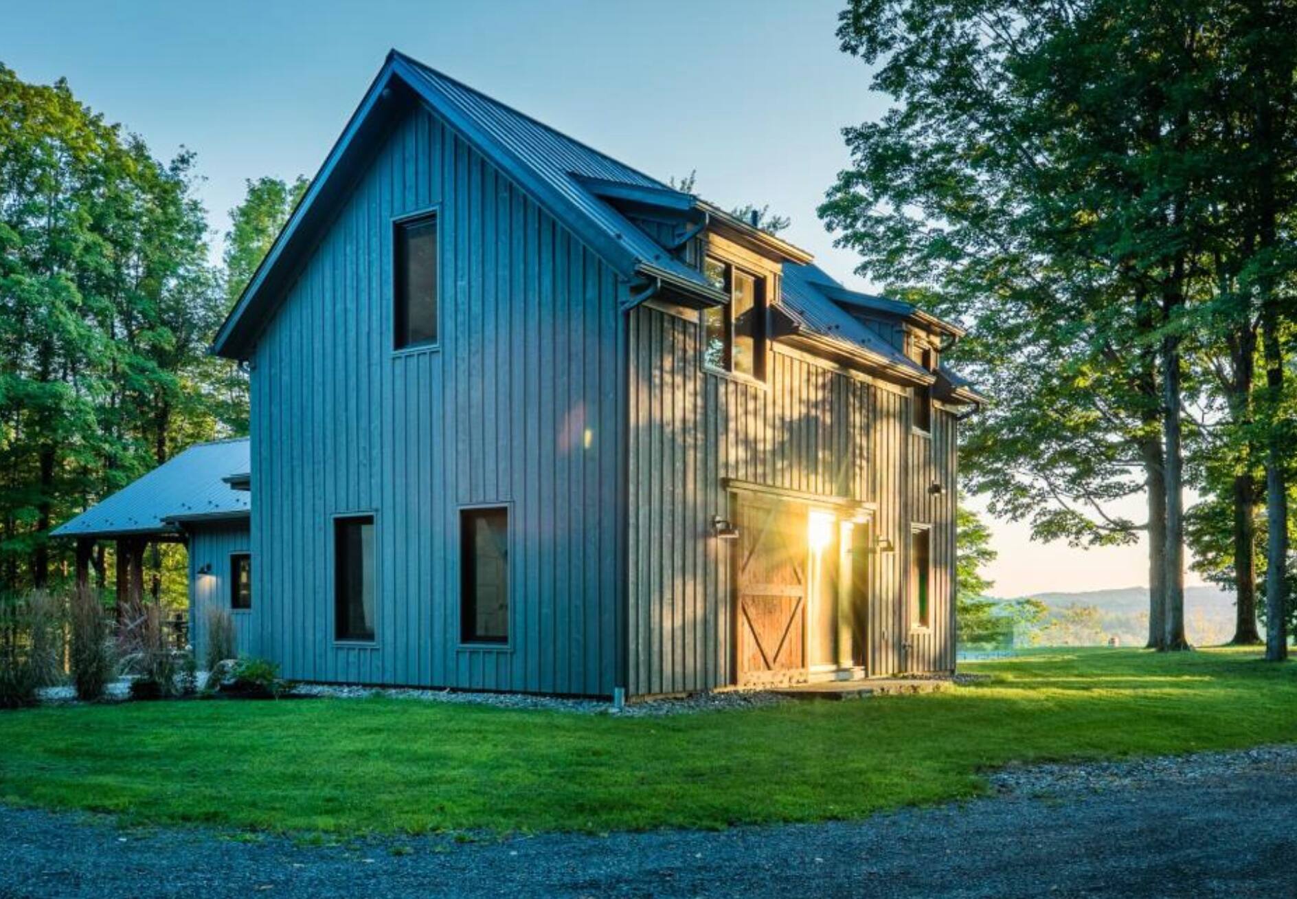 Une maison de rêve à vendre à LacBrome pour 2 375 000 Silo 57