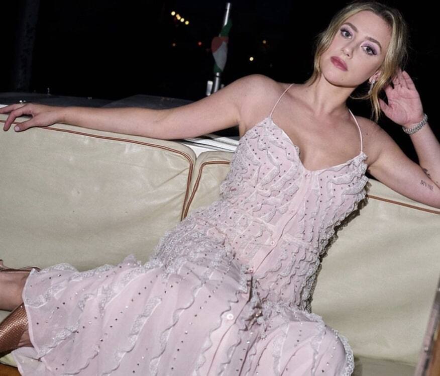 Lili Reinhart pose seins nus à Venise