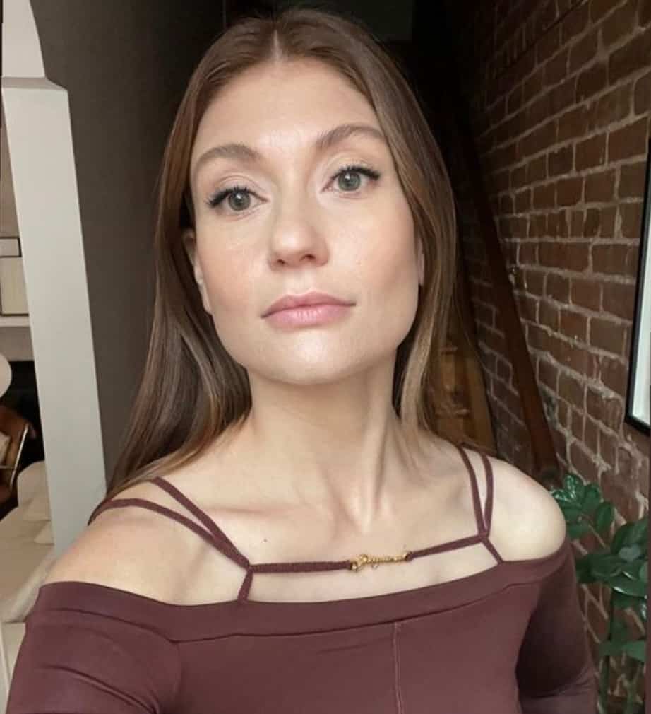 Katherine Levac brille dans un haut transparent