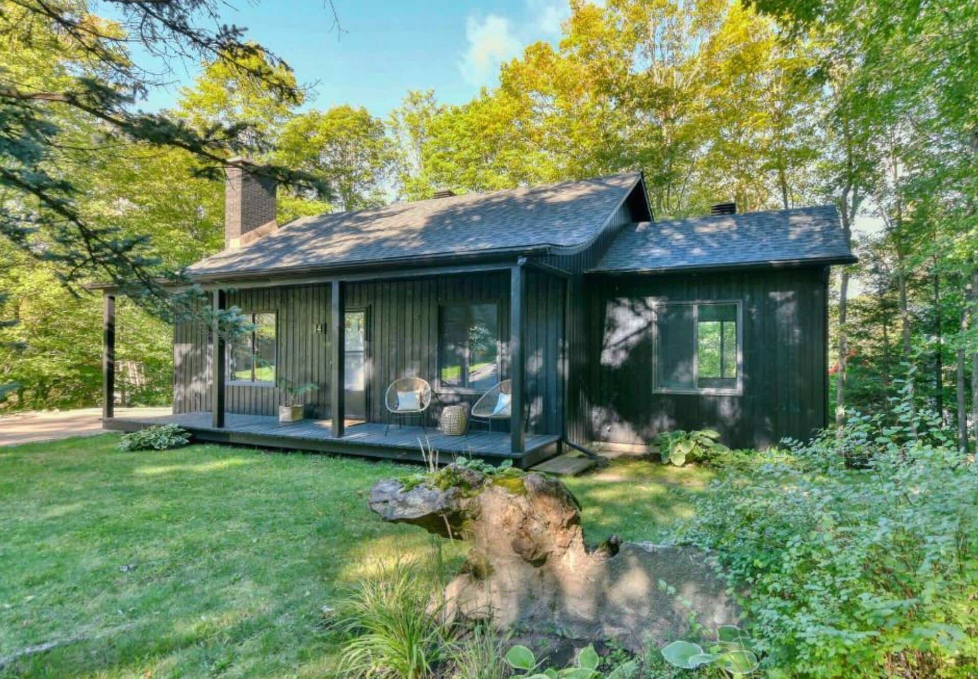 Une maison boho au cœur de la forêt pour 524 900$