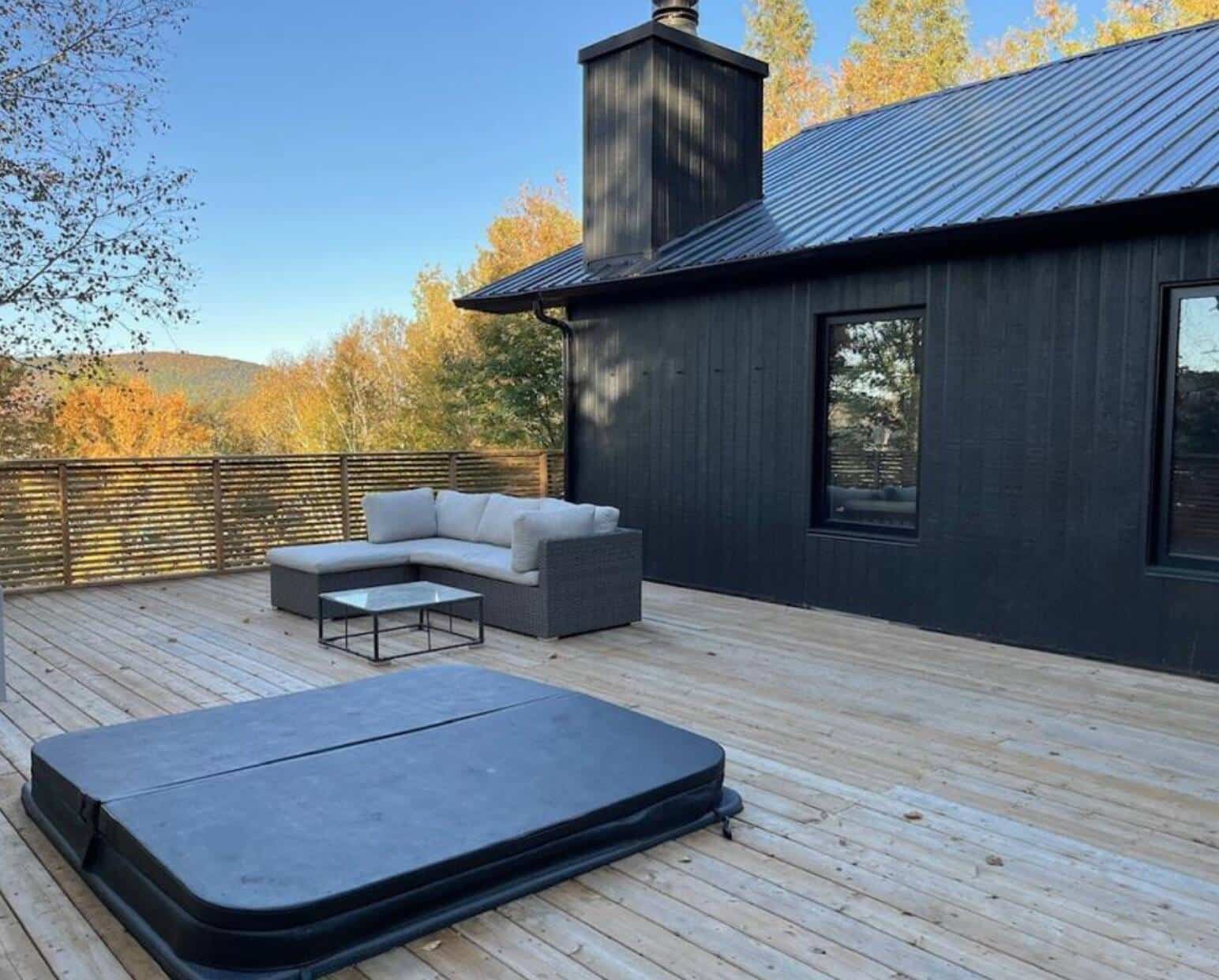 Une maison au cœur de la forêt avec spa et vue sur la montagne à