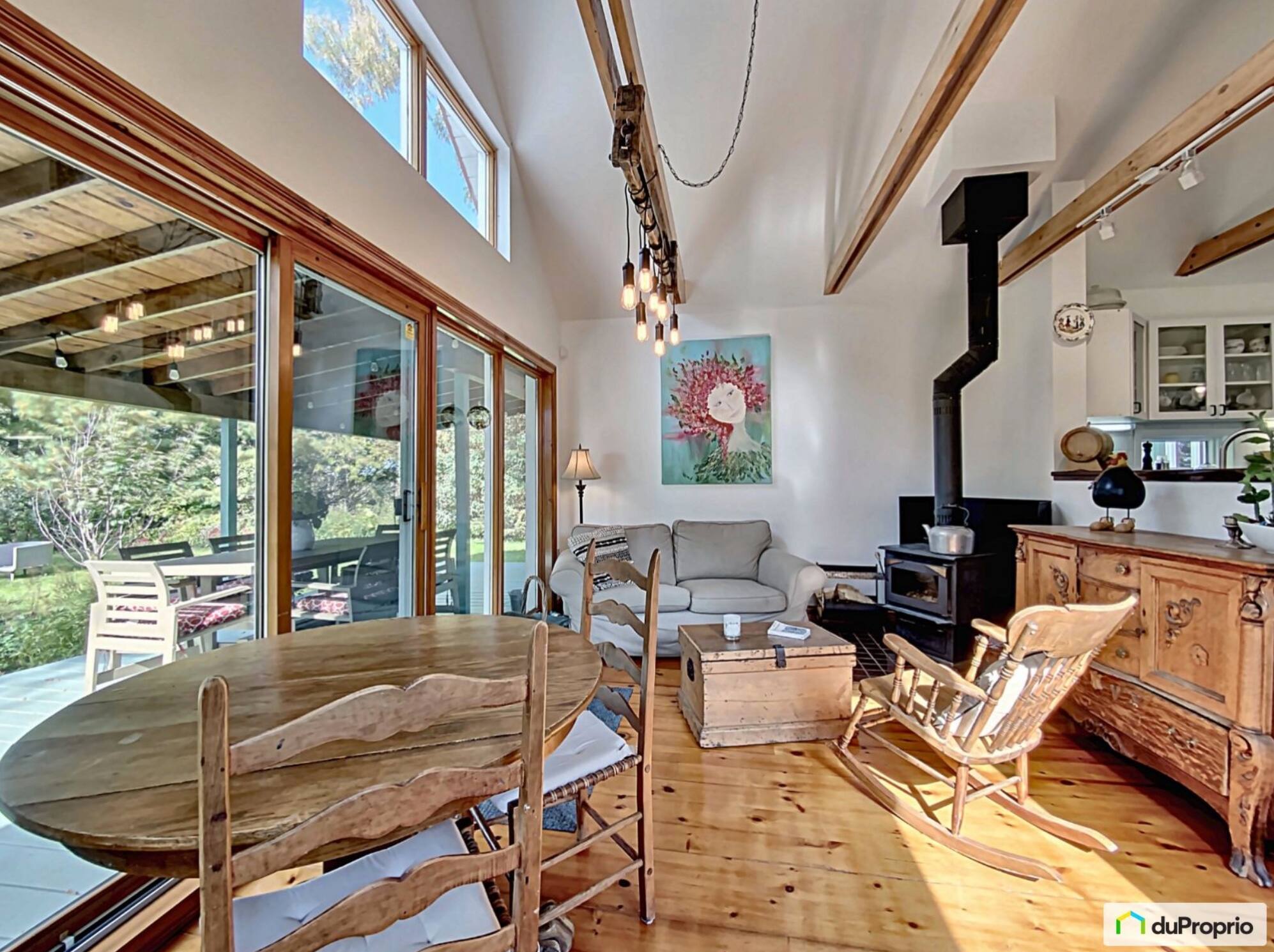 Une magnifique maison de campagne centenaire sur le bord de l’eau, où