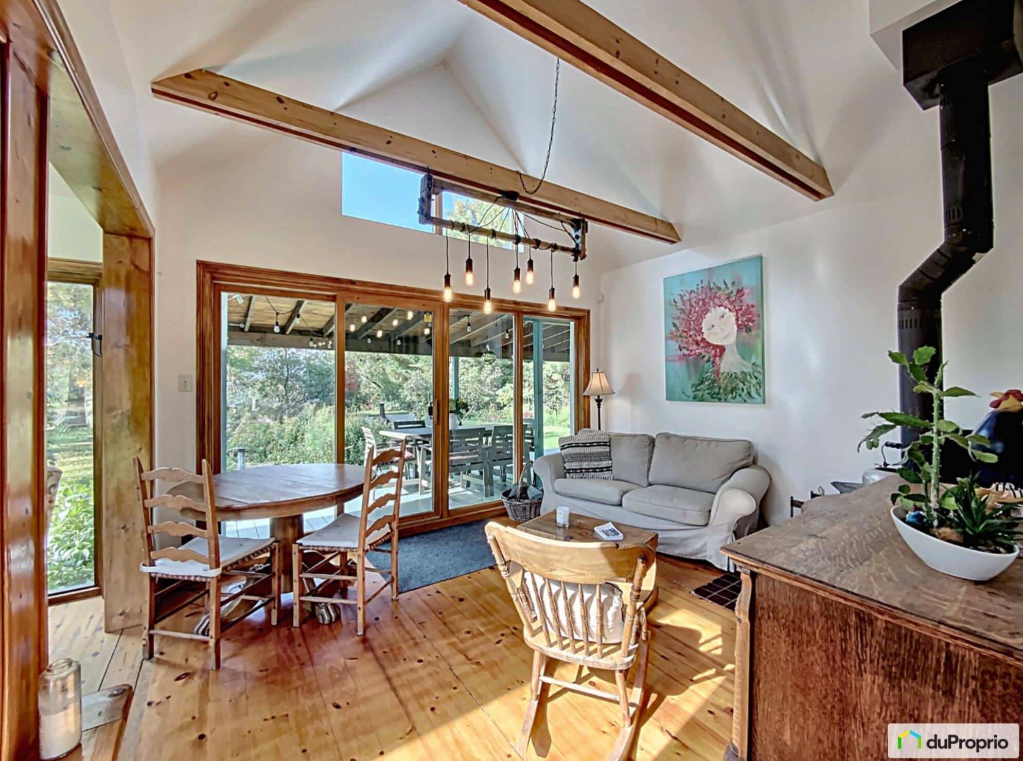 Une magnifique maison de campagne centenaire sur le bord de l’eau, où