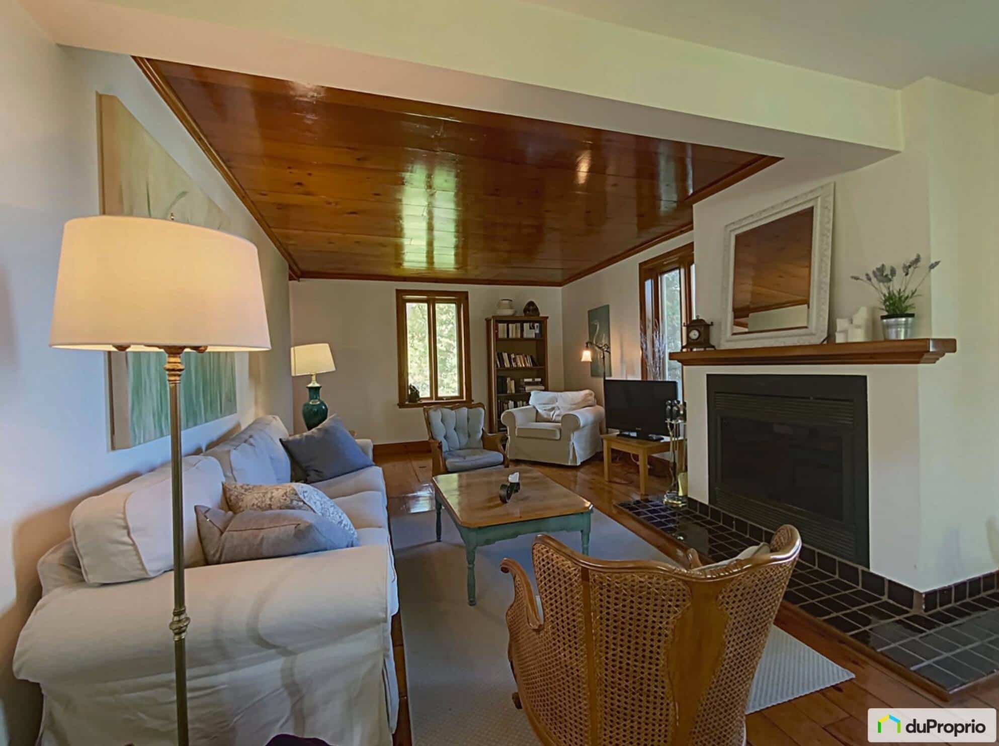 Une magnifique maison de campagne centenaire sur le bord de l’eau, où