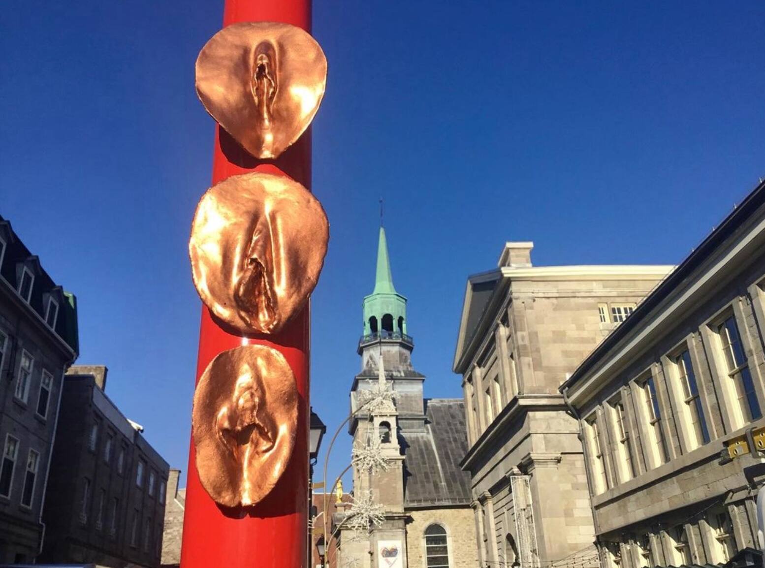 Des vulves colorées partout à travers Montréal 
