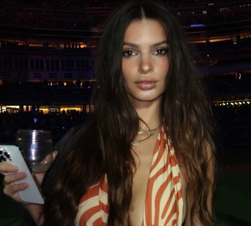 Emily Ratajkowski défend cette robe controversée