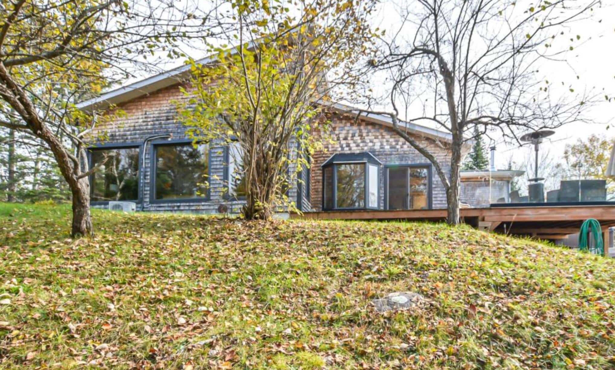 MorinHeights maison unique et rustique sur un magnifique terrain de presque 2 acres JDQ