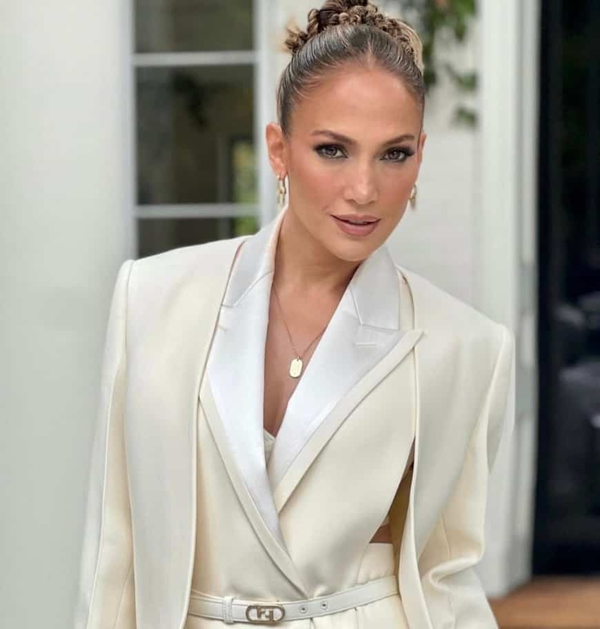 Jennifer Lopez pose en soutien-gorge noir