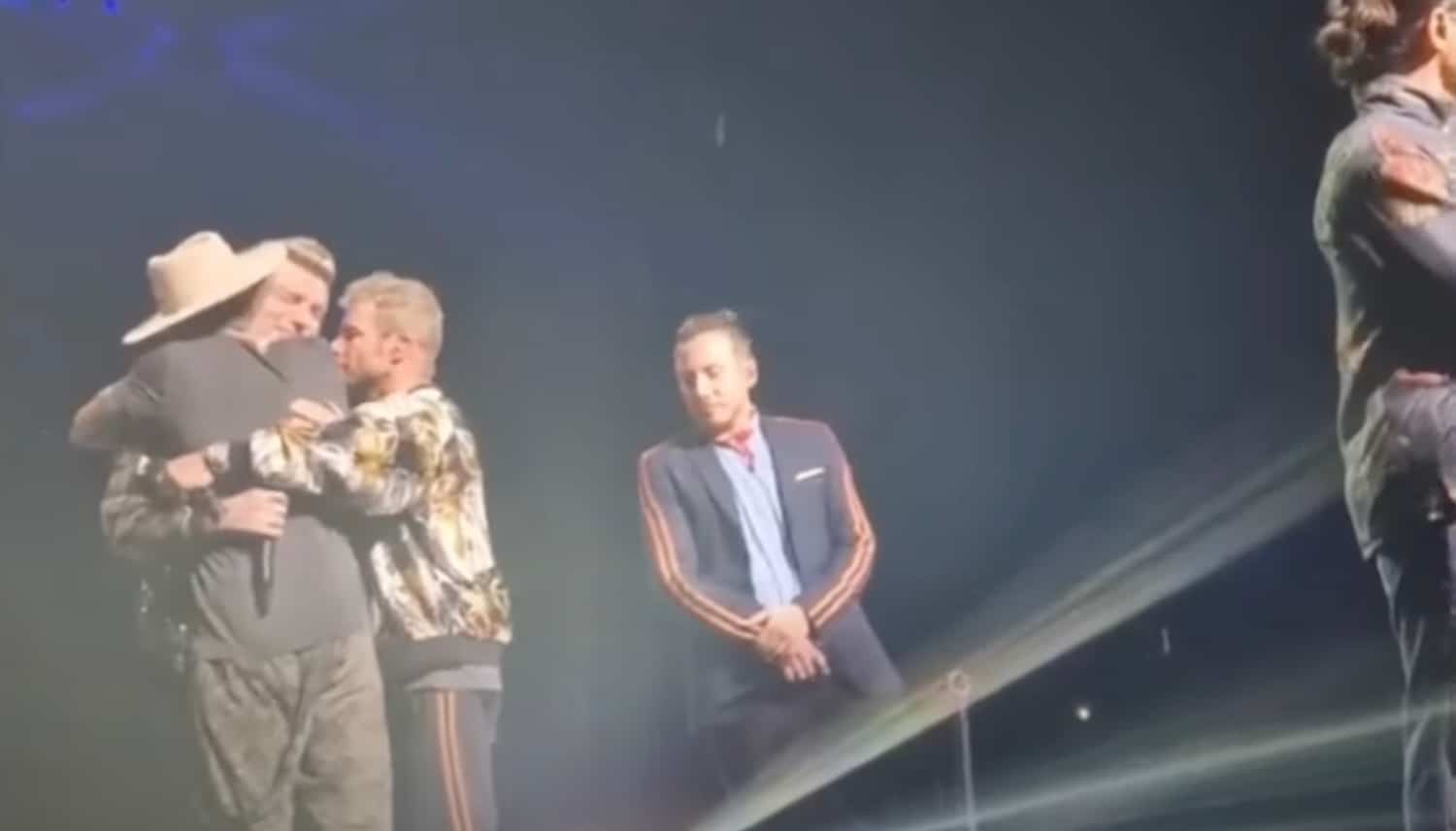 Nick Carter fond en larmes en concert