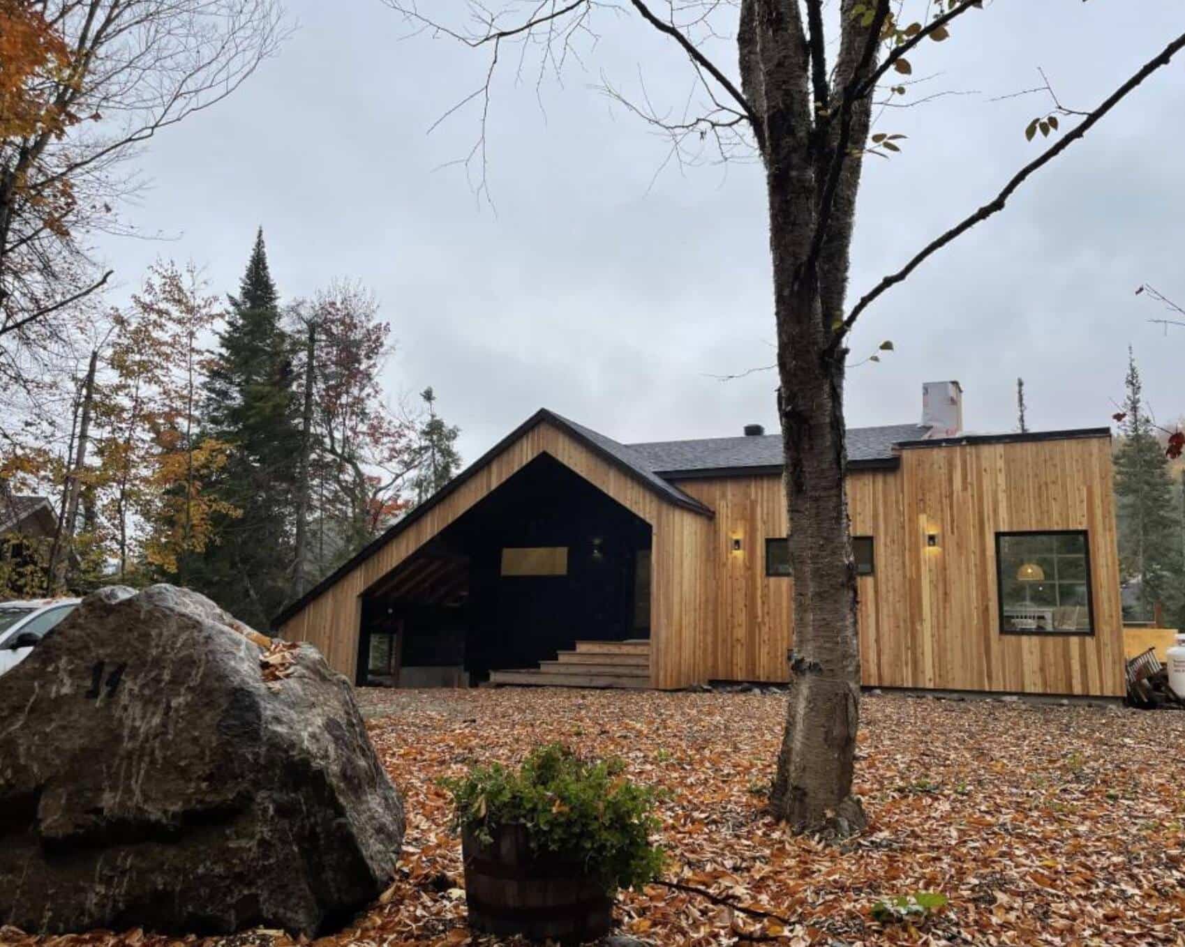 Un chalet scandinave de luxe sur le bord de l’eau à MorinHeights à
