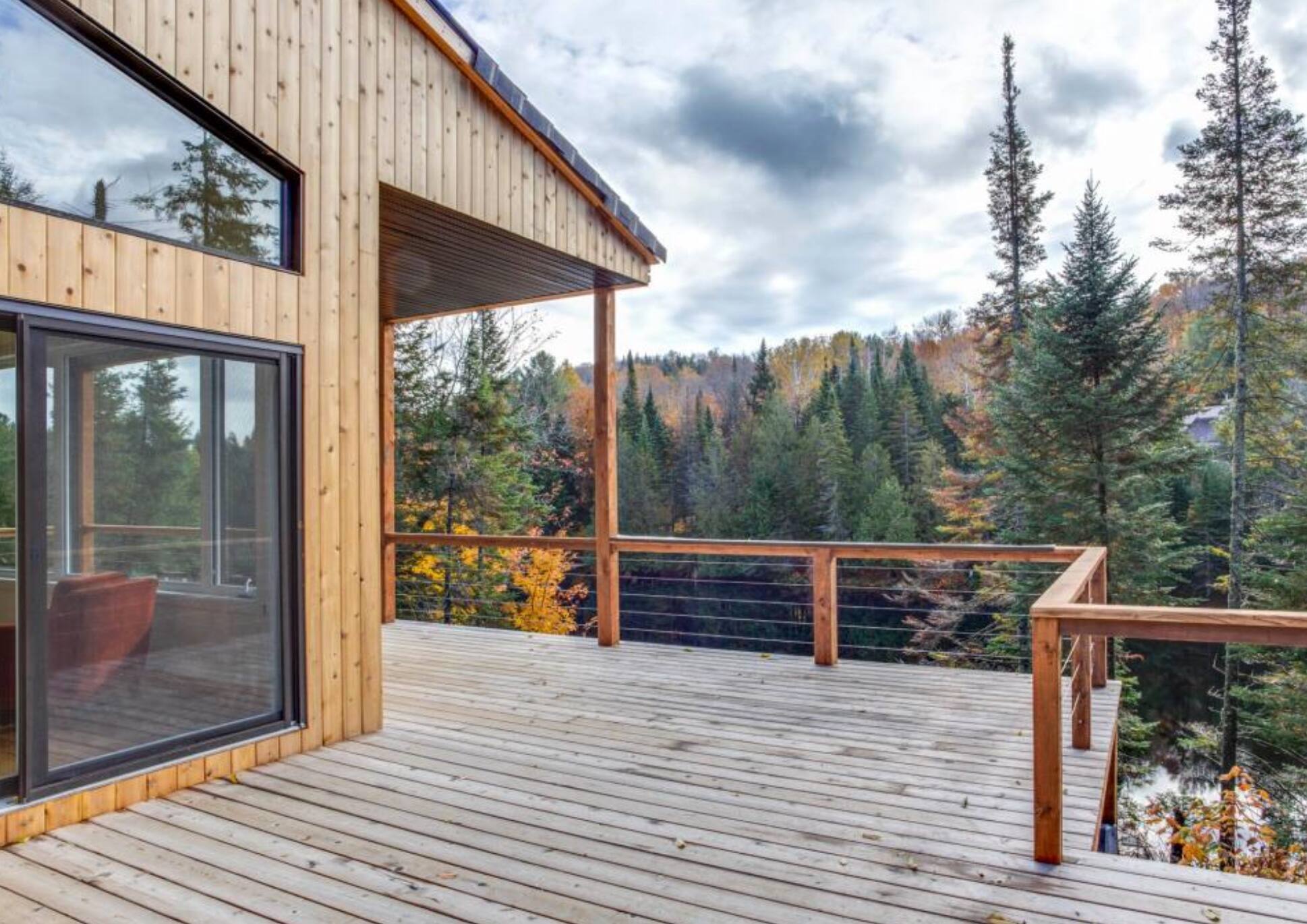 Un chalet scandinave de luxe sur le bord de l’eau à MorinHeights à