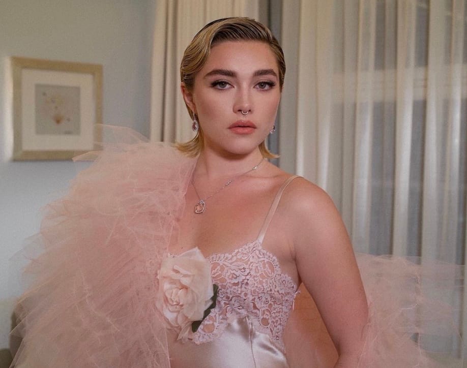 Florence Pugh ose avec une robe en dentelle