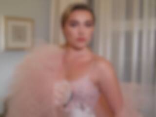 Florence Pugh ose avec une robe en dentelle