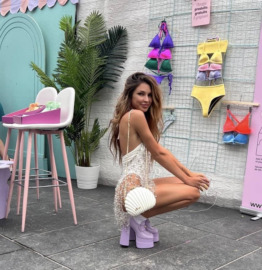 Elisabeth Rioux «frenche» dans une vidéo osée