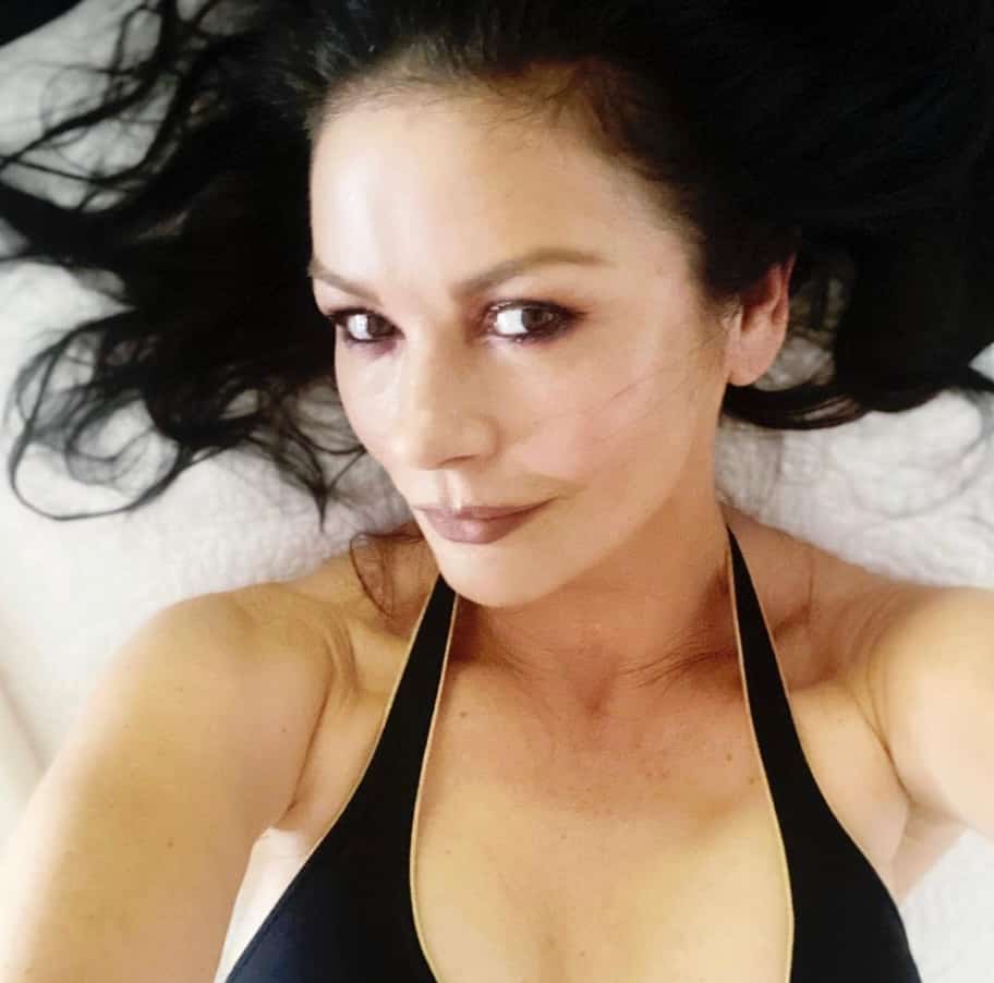 Catherine Zeta-Jones épate avec son look plongeant