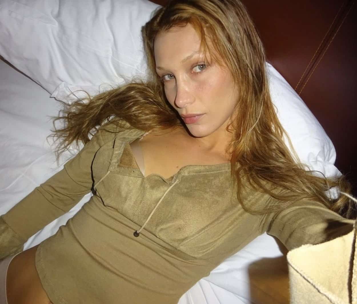 Bella Hadid porte le maillot tendance de l'année