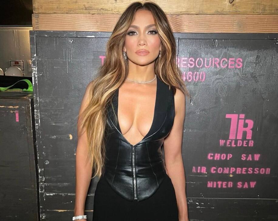 Jennifer Lopez porte LA couleur qui sera sur tous les ongles ce printemps