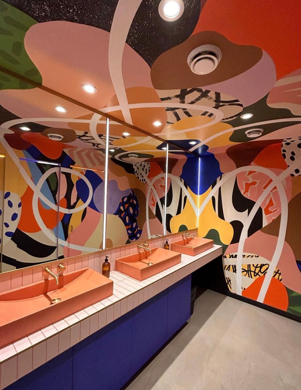 La déco des toilettes du Bar Renard fait jaser