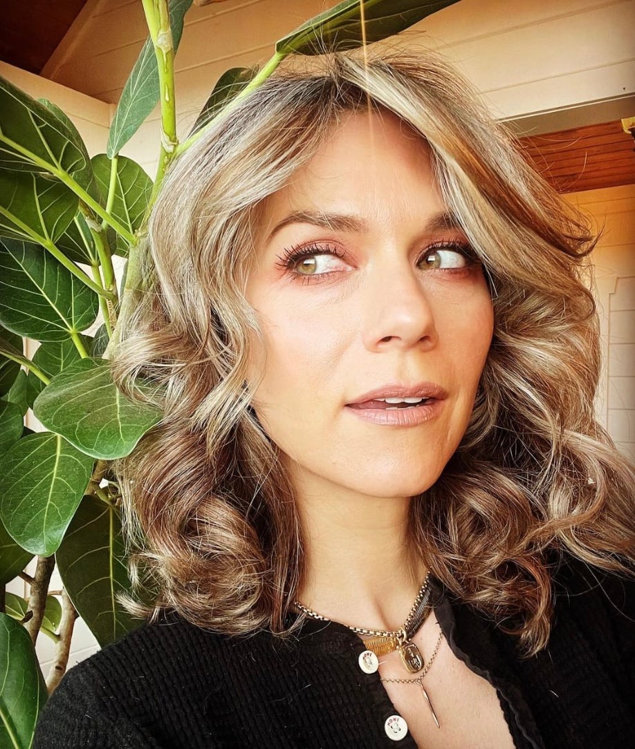 Hilarie Burton assume sa chevelure grise à 40 ans