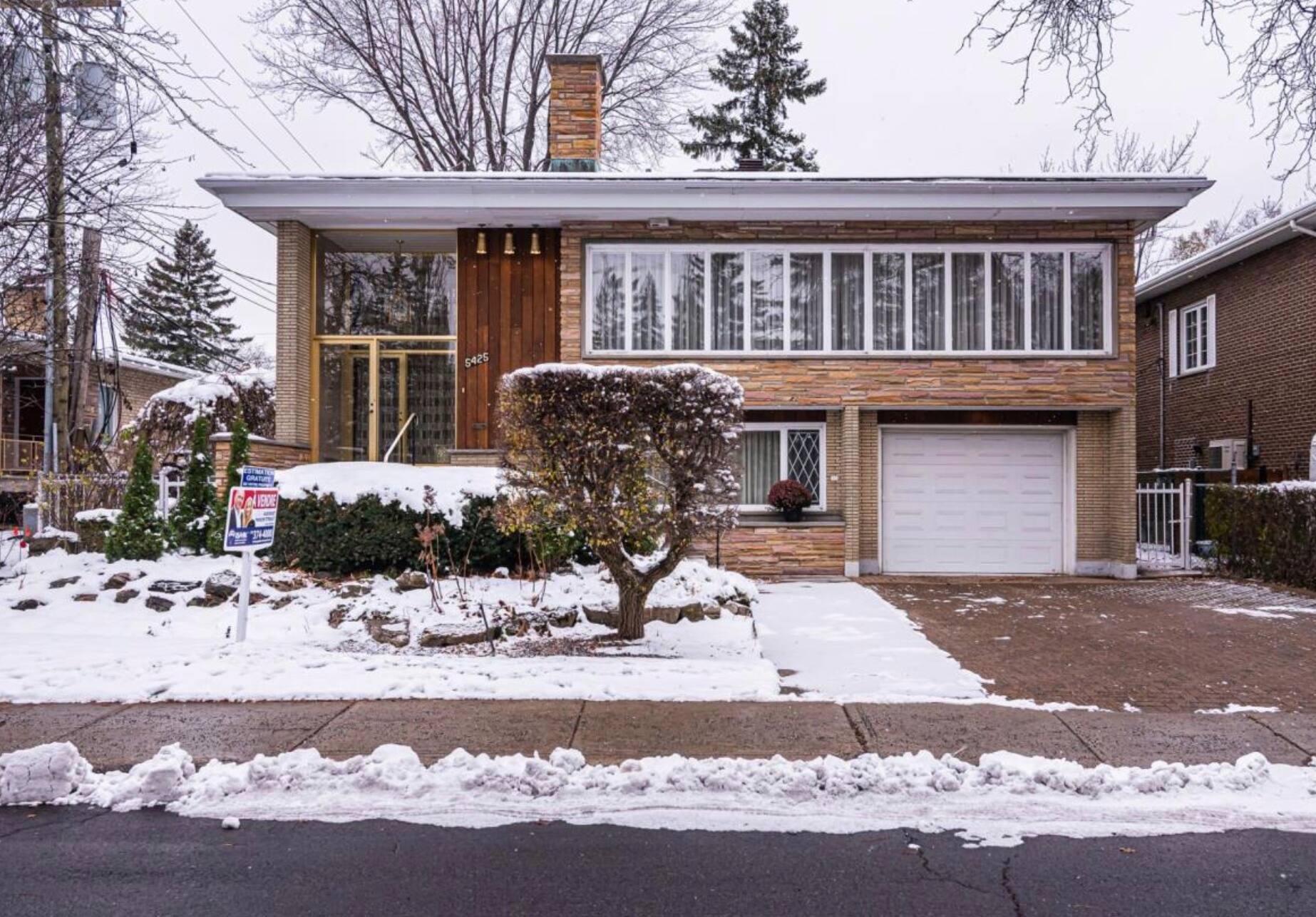 Une maison figée dans le temps à 1 699 000$