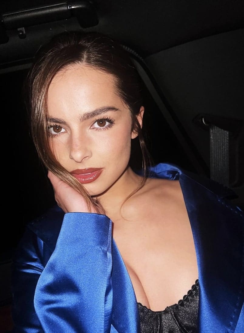 Addison Rae porte une minijupe translucide