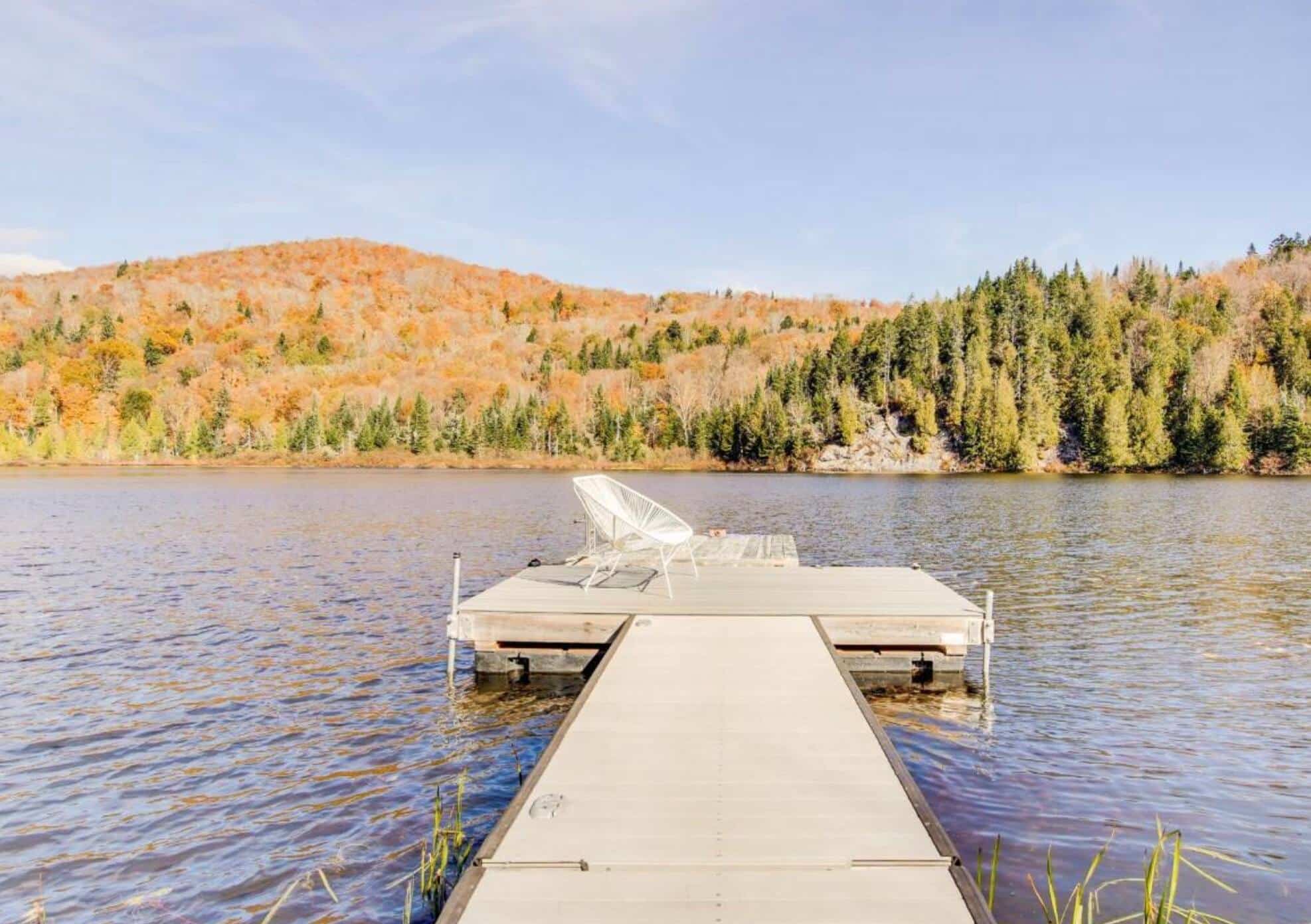 Un chalet boho sur le bord de l’eau avec un sauna à vendre pour 689 000