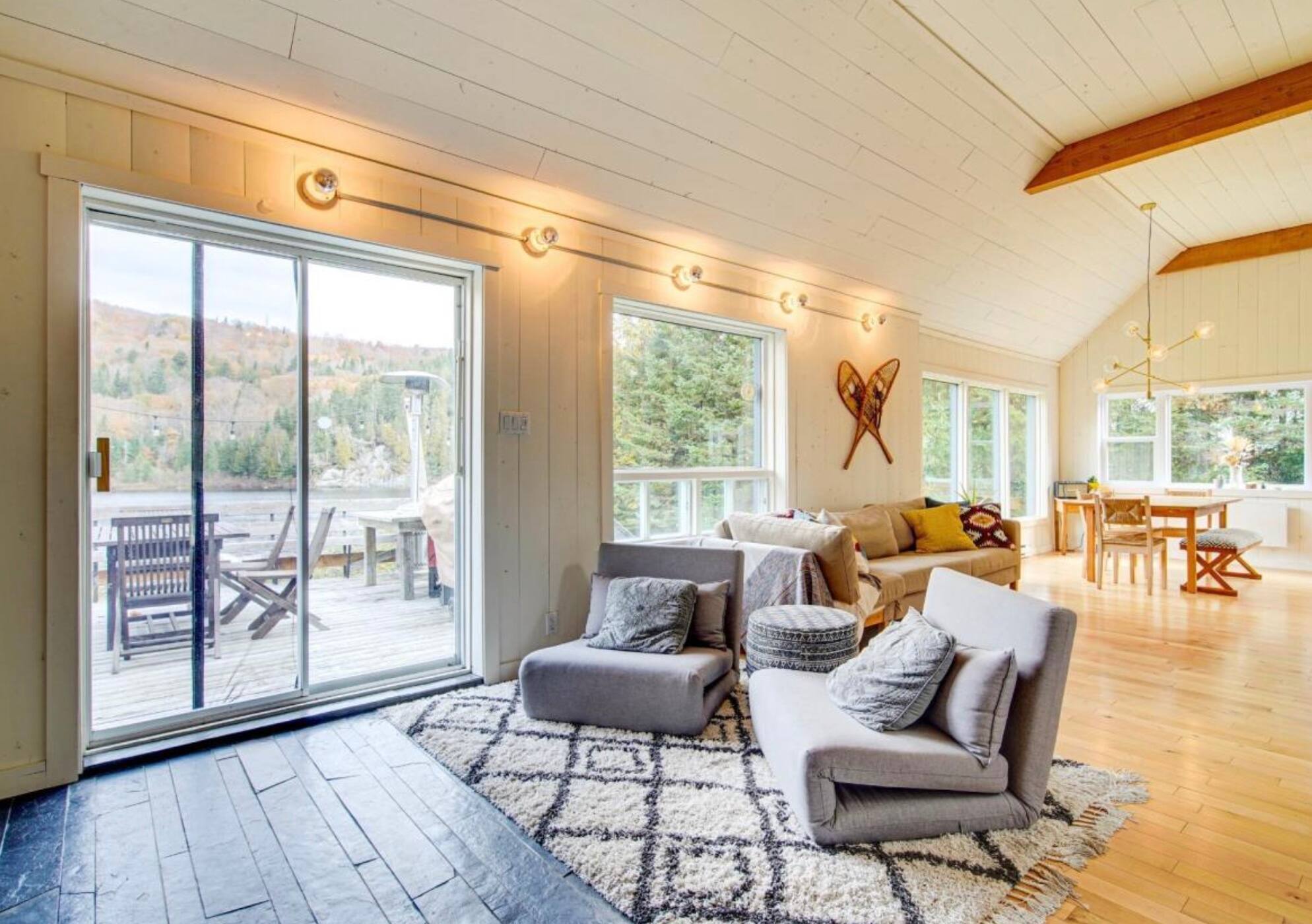 Un chalet boho sur le bord de l’eau avec un sauna à vendre pour 689 000