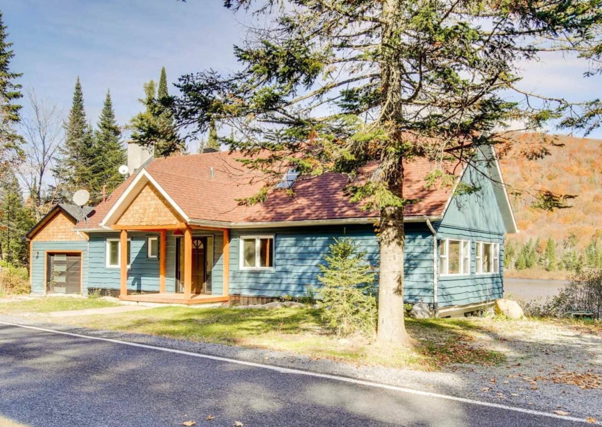 Un chalet boho sur le bord de l’eau avec un sauna à vendre pour 689 000
