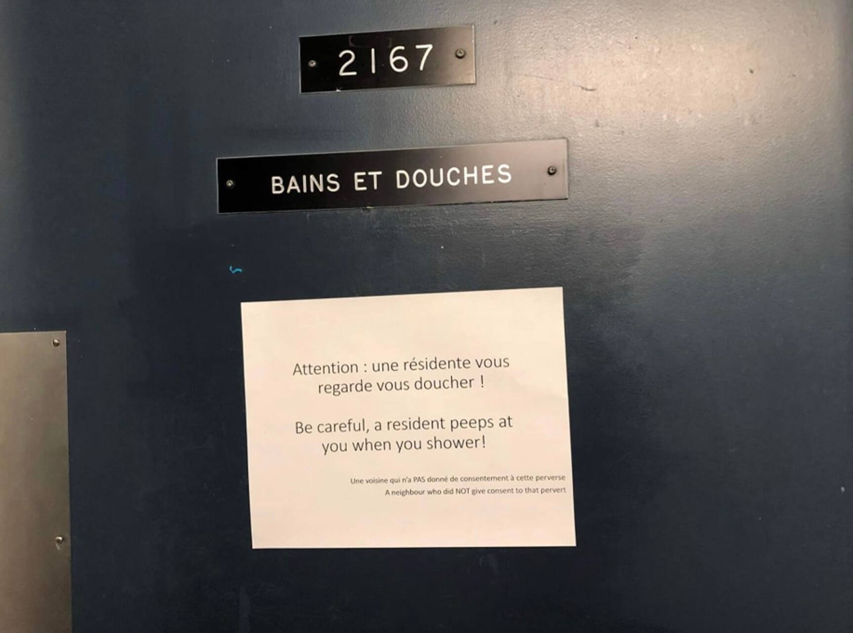 Signalement pour voyeurisme dans les douches de l